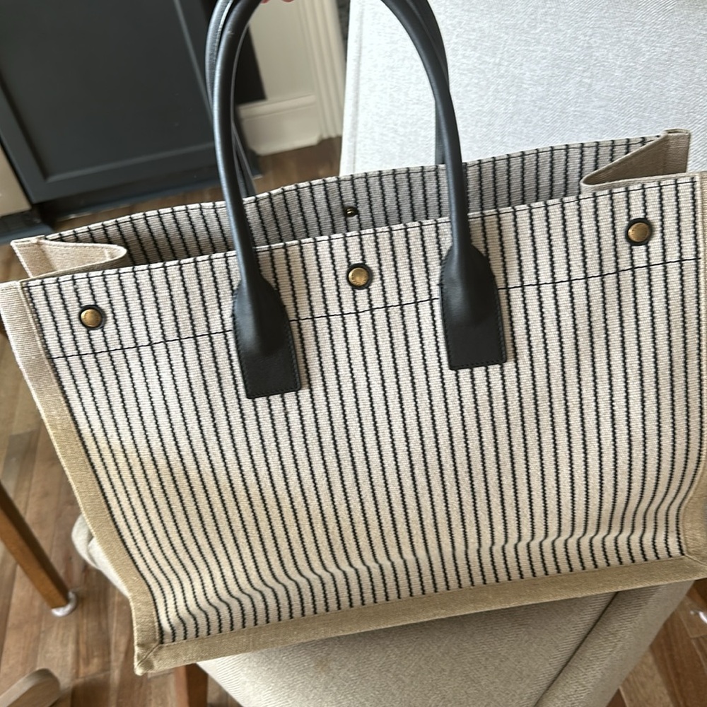 Like new worn a few times. No box or dust bag. Normal wear and tear on the sides - Picture 4 of 7